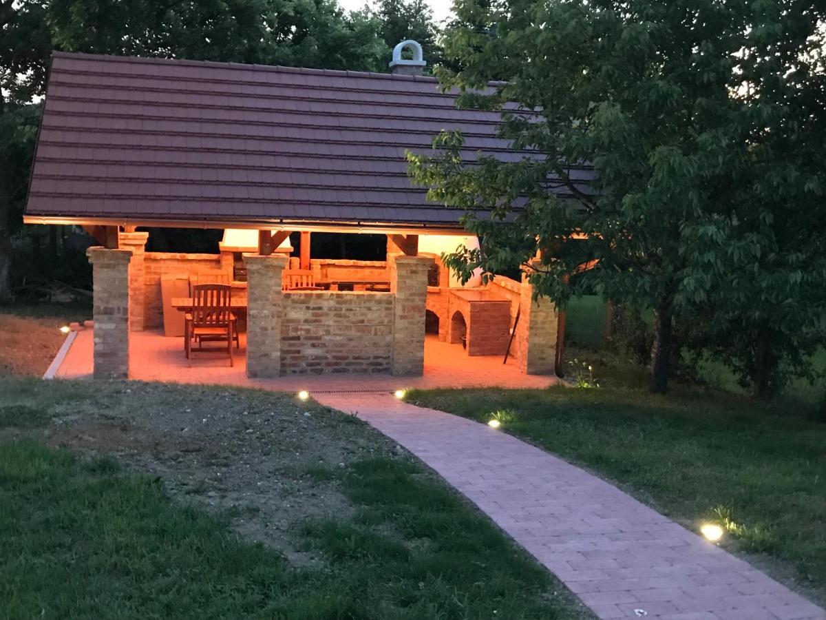 Vadszolos Porta Ispank Bagian luar foto