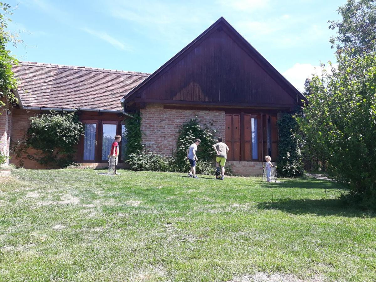 Vadszolos Porta Ispank Bagian luar foto